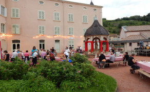 Beaujolez-Vous: Guinguette Village