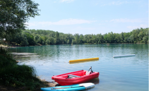 Paddles and kayaks renting at Colombier lake