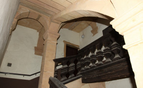 Escalier avec balustres en bois